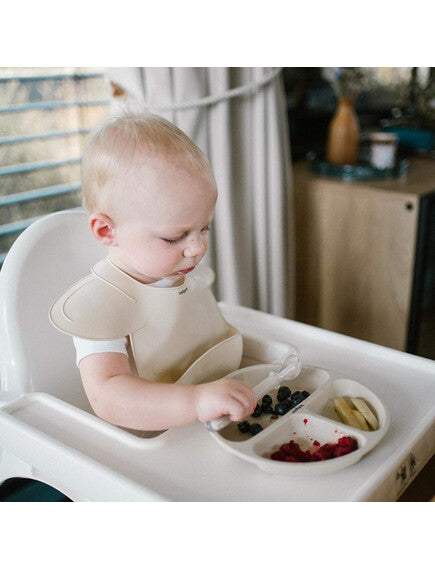 BabyOno | Σαλιάρα σιλικόνης 6m+ με θήκη περισυλλογής τροφίμων-Beige